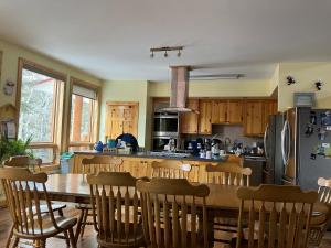 cocina con mesa de madera y nevera en York Creek Bed & Breakfast, en Coleman