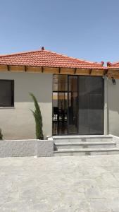 ein Haus mit einer Veranda und einer Terrasse in der Unterkunft شاليه نايا in Kerak