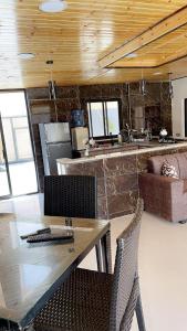 eine Küche und ein Wohnzimmer mit einem Tisch und Stühlen in der Unterkunft شاليه نايا in Kerak