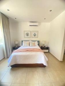 Cozy Apartment for couples with beach access tesisinde bir odada yatak veya yataklar