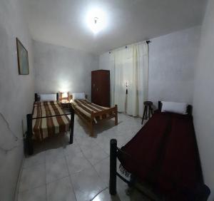 um quarto com duas camas num quarto em Posada familiar em Belén