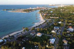 una vista aérea de la playa y del océano en COMPLIMENTARY CAR! Casa Del Mar! en Nassau