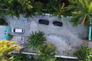 una vista aérea de los coches estacionados en un estacionamiento en COMPLIMENTARY CAR! Casa Del Mar! en Nassau