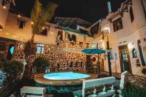 ein Haus mit einem Pool im Innenhof in der Unterkunft Maidith Galapagos Inn in Puerto Ayora