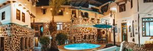 Bazén v ubytování Maidith Galapagos Inn nebo v jeho okolí