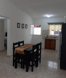 Un comedor con mesa y sillas y una cocina. en Casa en Chilecito La Cañada, en Chilecito 4 fotos más