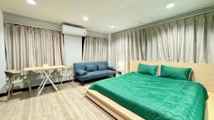 1 dormitorio con 1 cama, 1 silla y 1 mesa en FRIENDS@SaiLom en Bangkok