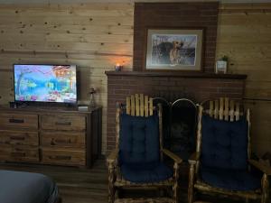 TV a/nebo společenská místnost v ubytování Kootenai Valley Motel