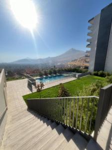 een balkon van een gebouw met uitzicht op een zwembad bij Apartamento Mirador Lo Campino in Santiago