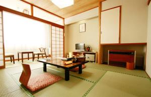 sala de estar con mesa y silla en Musashibou, en Hiraizumi