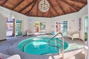 una piscina cubierta con bañera de hidromasaje en una casa en Aqua Soleil Hotel and Mineral Water Spa, en Desert Hot Springs