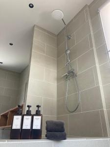 La salle de bains est pourvue d'une douche avec un pommeau de douche. dans l'établissement DREAM LIFE Onsen Villa, à Niseko