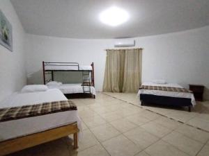 聖克魯斯德約霍阿的住宿－Casa en la naturaleza，一间带两张床的卧室,位于带窗户的房间内