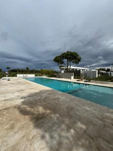 una gran piscina con un cielo nublado en Appartments VIP Al Hoceima Sfiha en Alhucemas