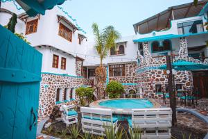 Bazén v ubytování Maidith Galapagos Inn nebo v jeho okolí