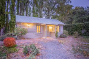 a small house in the middle of a yard at Villa City Break for couples 27 mins CHC Airport in Christchurch