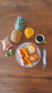 Sauka Loft في Rincón: طاولة مع طبق من الطعام والأناناس