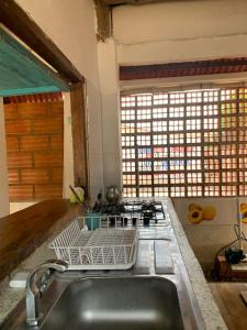 Sauka Loft في Rincón: مطبخ مع رف لتجفيف الأطباق على الحوض