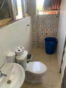 een badkamer met een toilet en een wastafel bij Sauka Loft in Rincón