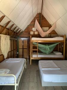 Sauka Loft في Rincón: غرفة بسريرين بطابقين في منزل