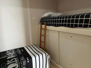 niewielka sypialnia z łóżkiem piętrowym i drabiną w obiekcie San Alfonso del Mar, Algarrobo w mieście Algarrobo