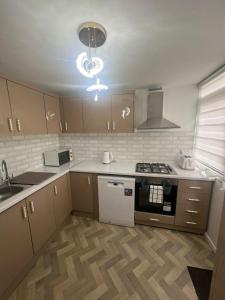 Kuchyň nebo kuchyňský kout v ubytování Elegant House