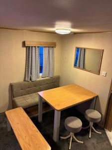 een woonkamer met een tafel en een bank bij H13 Sunnymede in Ingoldmells