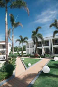 een binnenplaats met palmbomen en een gebouw bij Willander Resort in Panglao