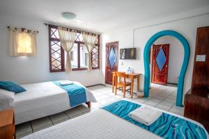 Postel nebo postele na pokoji v ubytování Maidith Galapagos Inn