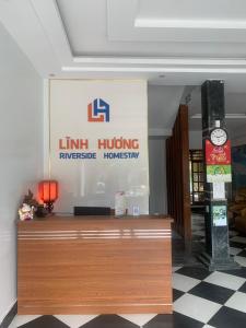 Móttaka eða anddyri á Lĩnh Hương Riverside Homestay and Travel

