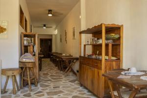 a restaurant with wooden tables and tables in a room at Pousada Chez Ellery Jeri in Jericoacoara