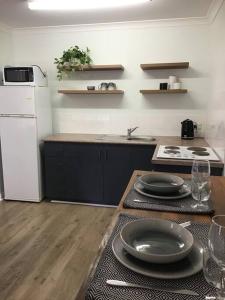 eine Küche mit einem Tisch mit Tellern darauf in der Unterkunft Hyacinth Egan in Kalgoorlie