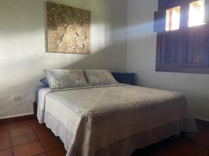 een slaapkamer met een bed in een kamer bij Hacienda La Tulia Eco Hotel in Toro