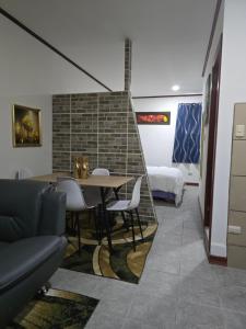 Pokój ze stołem, krzesłami i łóżkiem w obiekcie Rohrmoser Geromax parque avion w San José