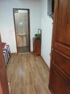 un baño con lavabo y espejo en Encanto de agua, Jardin, en Jardín