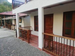 Casa con puertas de madera y balcón. en Encanto de agua, Jardin, en Jardín