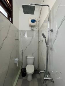 mała łazienka z toaletą i prysznicem w obiekcie Lĩnh Hương Riverside Homestay and Travel w mieście Làng Lap