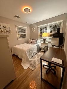 1 dormitorio con cama, mesa y sofá en Parsippany, NJ, en Lake Hiawatha