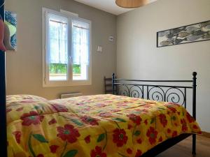 Maison Longeville-sur-Mer, 3 pièces, 5 personnes - FR-1-336-43 في لونجفيل-سور-مير: غرفة نوم مع سرير مع لحاف جميل ونافذة