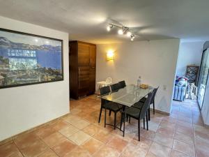 een eetkamer met een tafel en stoelen bij Casa Begur, 4 dormitorios, 7 personas - ES-226-1 in Begur