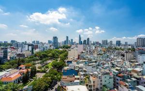 une vue aérienne sur une ville avec de grands bâtiments dans l'établissement Alex House Saigon - Serviced Apartment, à Hô-Chi-Minh-Ville
