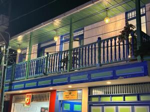 a building with a balcony on the side of it at Travesía Quindiana in Filandia