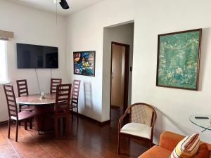 a living room with a dining room table and chairs at Ipanema 2 quartos à 3 quadras da praia com garagem in Rio de Janeiro