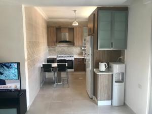 Η κουζίνα ή μικρή κουζίνα στο Um Uthaina Place