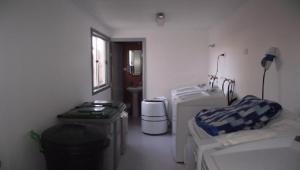 Habitación hospitalaria con 2 camas y ventana en HOSTAL DIEGO DE ALMAGRO en Diego de Almagro