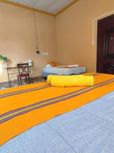 Een bed of bedden in een kamer bij La Casa Colorada