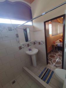 Een badkamer bij La Casa Colorada