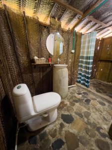 Bilik mandi di Los Achiotes Hostal - Palomino