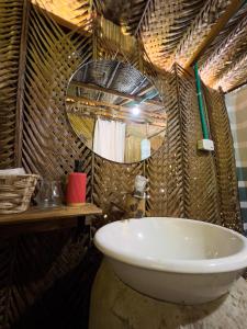Bilik mandi di Los Achiotes Hostal - Palomino