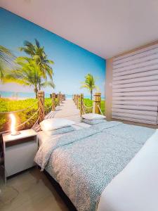 ein Schlafzimmer mit einem Bett und einem Gemälde des Strandes in der Unterkunft Wonder House Estoril in Estoril